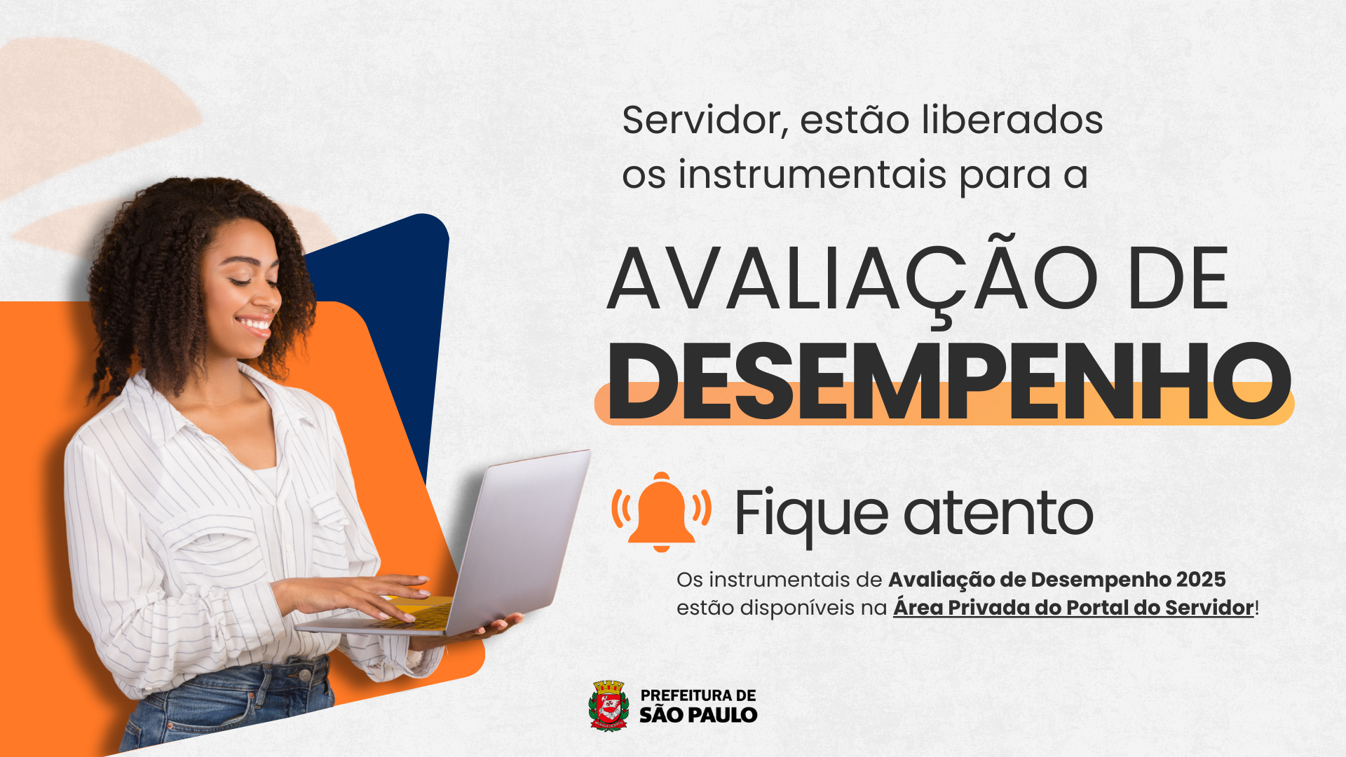 Arte com o fundo cinza texturizado. No canto esquerdo a imagem de uma mulher mexendo em um computador.  No lado direito o seguinte texto:  "Servidor, estão liberados os instrumentais para a Avaliação de Desempenho. Fique atento! Os instrumentais de Avaliação de Desempenho 2025 estão disponíveis na Área Privada do Portal do Servidor! " No rodapé, o logotipo da Prefeitura de São Paulo.